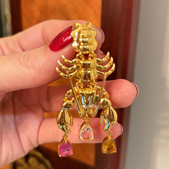 Kurt Geiger lobster Gold tone dangle statement earrings. - Picture 8 of 8